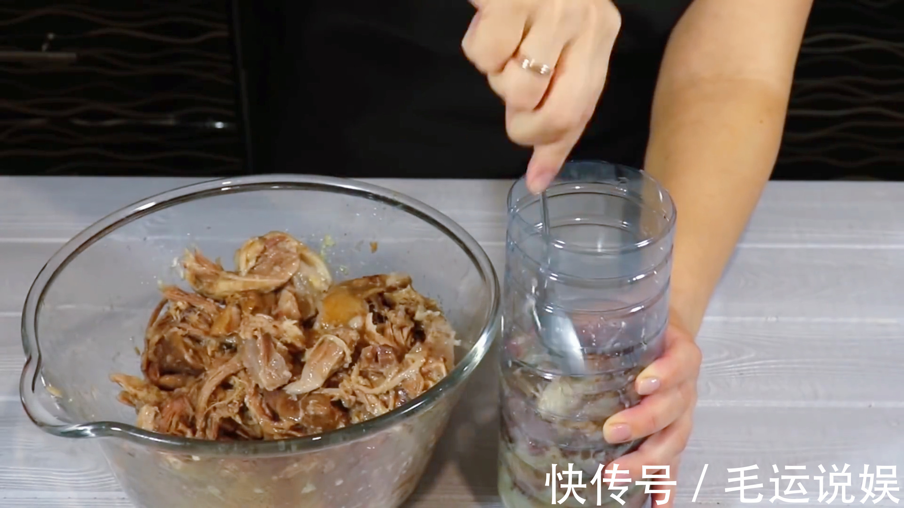 把猪肉装到矿泉水瓶子里，12小时后变成美味香肠，做法头一次见