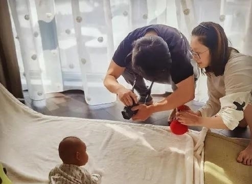 李晨|苗苗郑恺合体录跑男现场照曝光，女方肤白貌美，郑恺全程追妻被虐