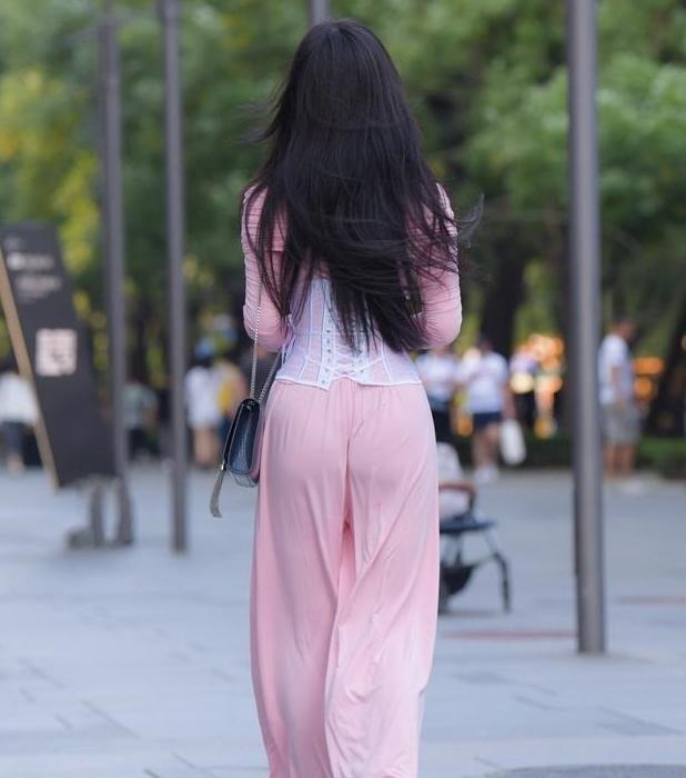 女性 穿着搭配的女性中，一些是迷人的，另一些是引人注目的！