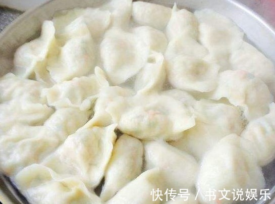 煮饺子时,别傻乎乎只用水,多加“三样”东西,饺子不粘锅不破皮