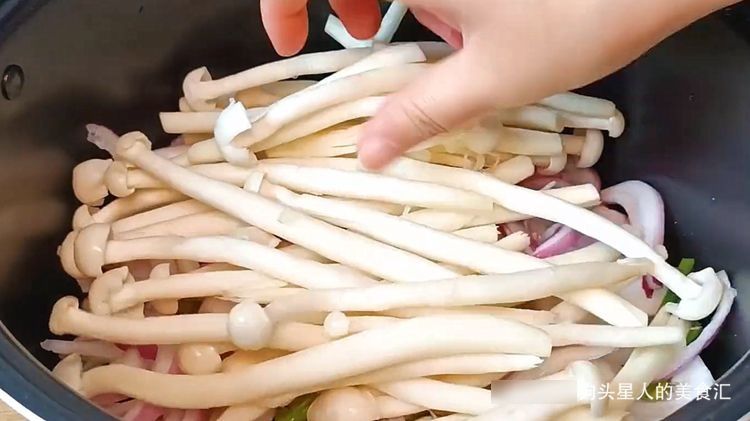 把一条鱼放进电饭锅里，不加一滴水，出锅太香了，肉嫩味道香