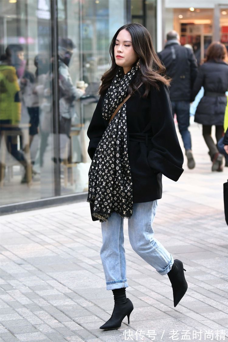 羽绒服 街拍:小姐姐蓝紫色的羽绒服,搭配黑色裙子和打底裤,时尚靓丽!