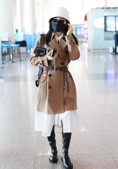 纯色 秋风衣是首选，明星手把手教你选款与搭配，换季照样美美的