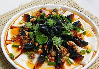 此菜香酥可口,好吃不塞牙,咬下去满嘴香,家人一人一盘吃不腻