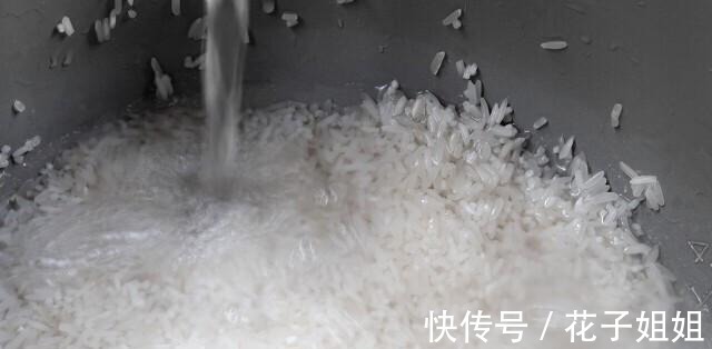 厨师|蒸米饭不要只放清水了，饭店30年厨师教我2个方法，米饭喷香松软！