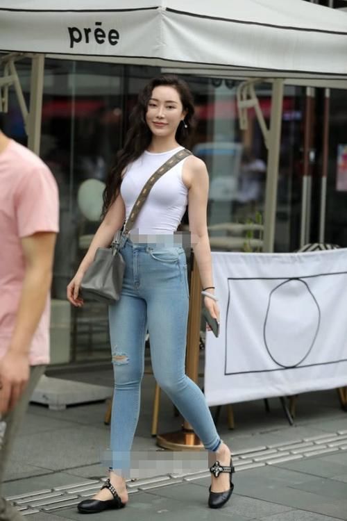 弧线|小姐姐们个个紧身牛仔裤,凸显女人优美弧线,实在是太美了!