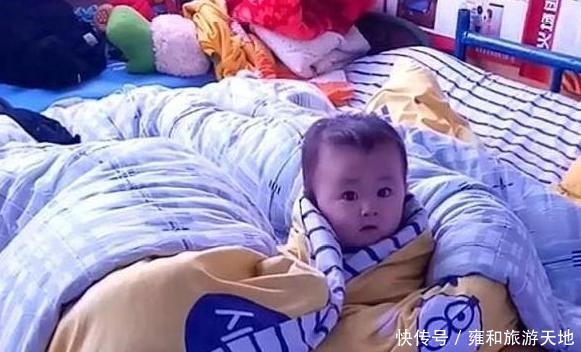 独自|妈妈在旁边睡觉,“萌娃”独自看电视,最后的小表情“亮”了