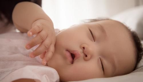 宝宝|睡觉决定了宝宝的头型?还真不是瞎说,千万别让宝宝这样睡