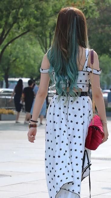 气质|街拍：小姐姐绿发搭配长裙，谁不想要个这样的女朋友？
