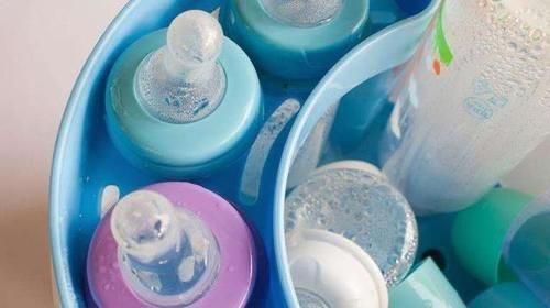 婆婆|开水烫奶嘴很“敷衍”,这样做父母太天真,无形中给宝宝造成伤害