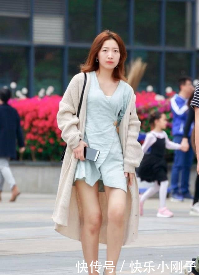 活力|连衣裙显得简约又自然大气，还充满年轻人时尚的气息与活力