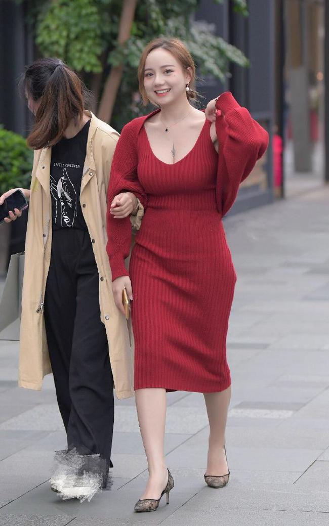 针织裙|红色针织裙的爱笑美女,个性穿搭好时尚,街头的靓丽风景