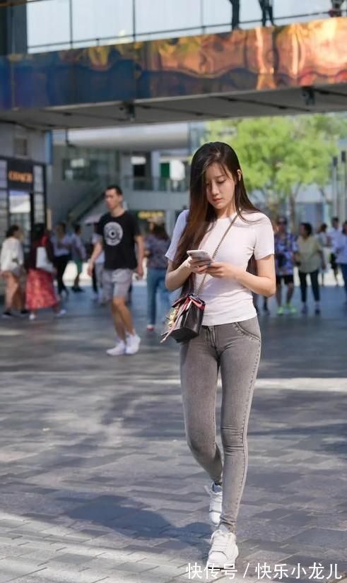 衣服 简单的短袖和紧身牛仔裤,小姐姐气质温柔,看起来很有质感!