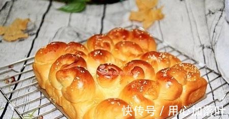 面包|蜂蜜小面包,外脆里嫩,甜味十足,当做早餐刚刚好,太美味了!