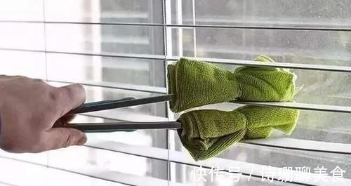 纱窗长时间不清洁一层灰，教你一招，不用拆卸麻烦，也能很干净