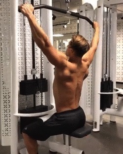 胸肌|臂围45cm，二头肌似小山包的猛汉奶爸，还自带肌肉抽筋绝活