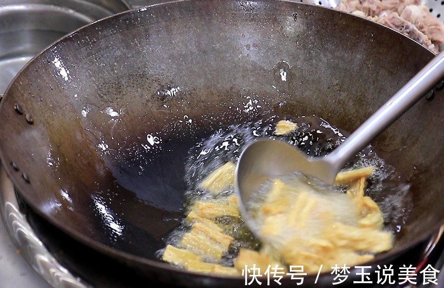 鸭肉怎么焖才好吃厨师长教你做法,出锅鲜香四溢,鲜嫩入味!