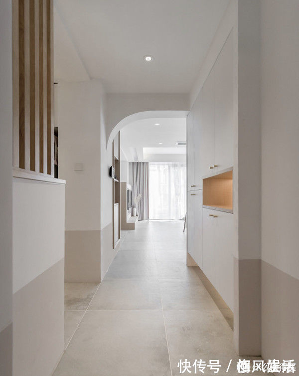 墙面|这对夫妻很有远见,买下120平复式小楼,客厅开阔还有双储物间