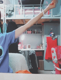 |搞笑GIF:妹子厉害了啊,这就是胳膊肘往外拐吧