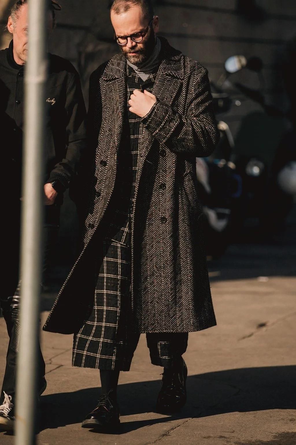 敢在这个冬天里横行无忌的男人，衣柜里都不缺这3条裤子