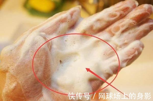 毛孔|脸刚“打湿”就用洗面奶 怪不得你洗不干净脸, 毛孔垃圾还多!
