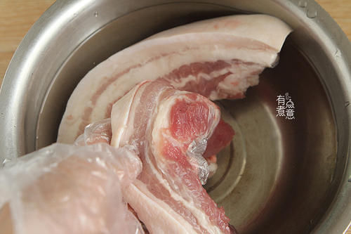 腌腊肉,只用冷水洗可不行,多做一步,腊肉无异味,咸香又可口