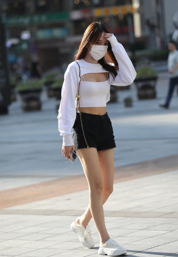 小姐姐朴素的黑白搭配，没有太多的装饰，少女感十足