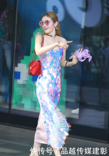 美女|美女这裙子也就能穿一次吧,根本没法洗!