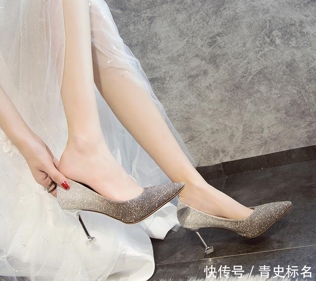 高跟鞋已经out了，不累脚的‘猫跟鞋’，让你小女人味十足！
