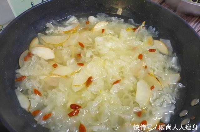 银耳秋梨汤|天气转凉,遇上这碱性水果别错过,煲汤喝润肺降燥,现在正当季