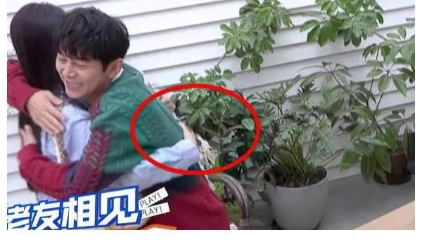 cp|赵丽颖做客《冰箱》，与何炅拥抱方式甜出天际，cp合体网友爷青回