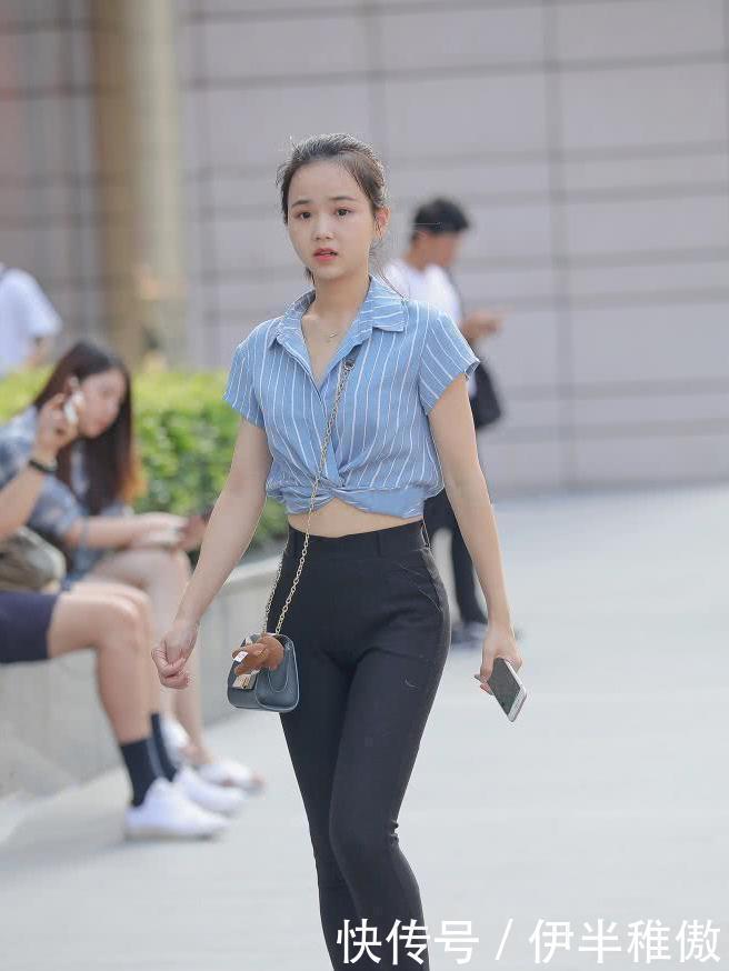 街拍美女小姐姐紧身裤穿出质感时尚，衬托出时尚柔美的腿部线条