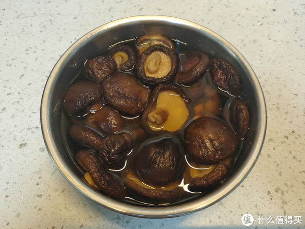 香菇酱不用买了，在家就能做，酱香浓郁无添加，拌米拌饭都合适