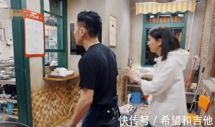 张智霖在厨房摔了一跤,袁咏仪紧张坏了,陈小春在一旁看热闹!