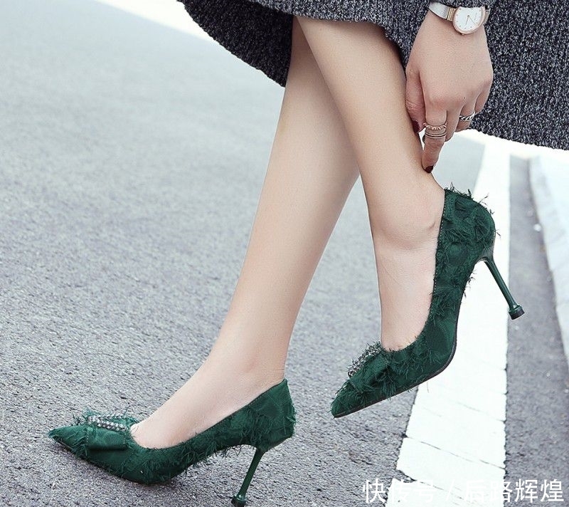 女人穿上“高跟鞋”,不管配裤子、裙子都养眼好看!