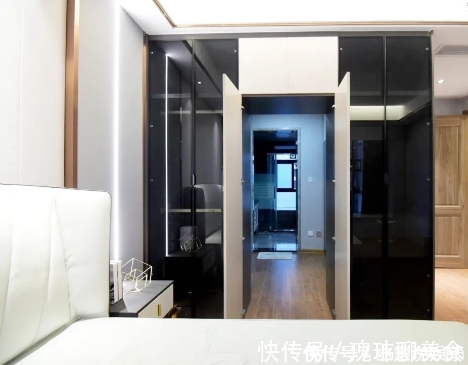 柜门|卧室衣帽间怎么装，不必腾出一个房间来弄，利用好卧室角落就够了