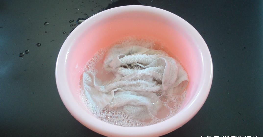洗洁精|清洗毛巾别再用肥皂了, 用它泡一泡, 多脏多旧的毛巾也能洁白如新