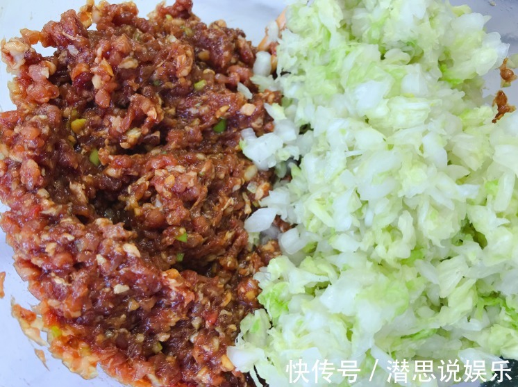 拌饺子馅,先调味还是后调味做对了,饺子鲜嫩多汁,入味还不腥