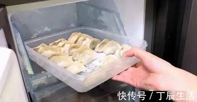 饺子皮|包好的饺子,直接放冰箱就错了,这样保存,煮的时候不破皮不粘锅