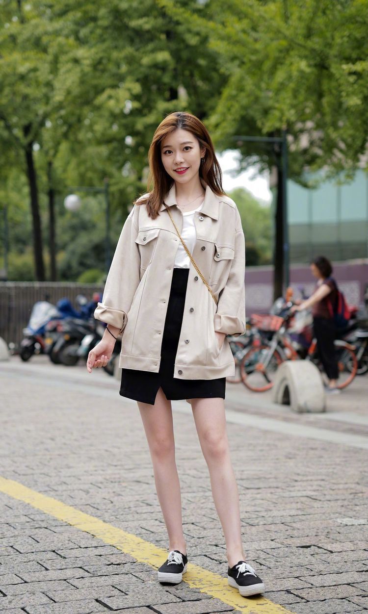 街拍：直发飘飘的小姐姐，十分新颖的打扮，优雅时尚