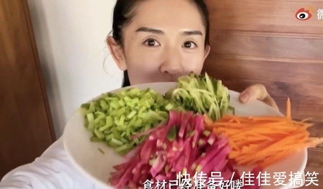 谢娜在家做炸酱面,老公视角下,娜姐笑容甜美,幸福感溢出屏幕