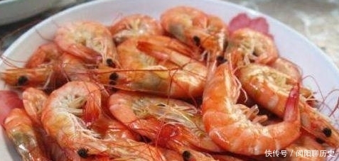 白水煮虾，放食盐还是白醋？大厨：都不对，这样做虾肉鲜嫩无腥味