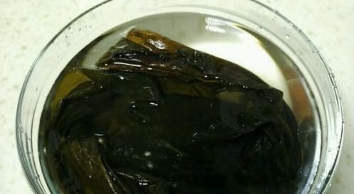 泡海带时,别直接放到清水中泡,饭店员工这样做,干净还快捷