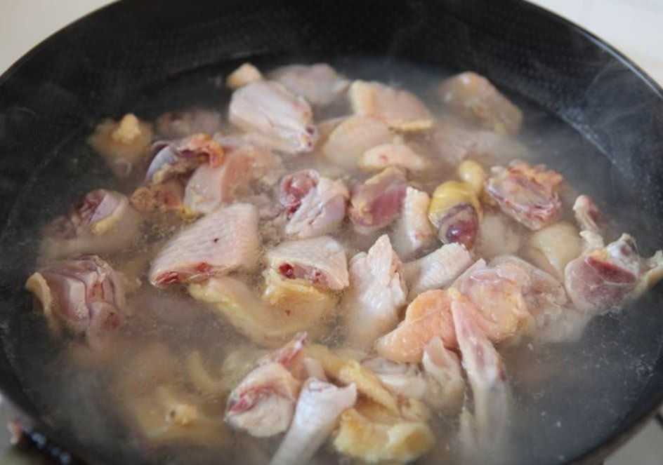 鸡汤|炖鸡汤别傻傻放那么多调味料，只放这一味，鸡汤原汁原味，贼好喝