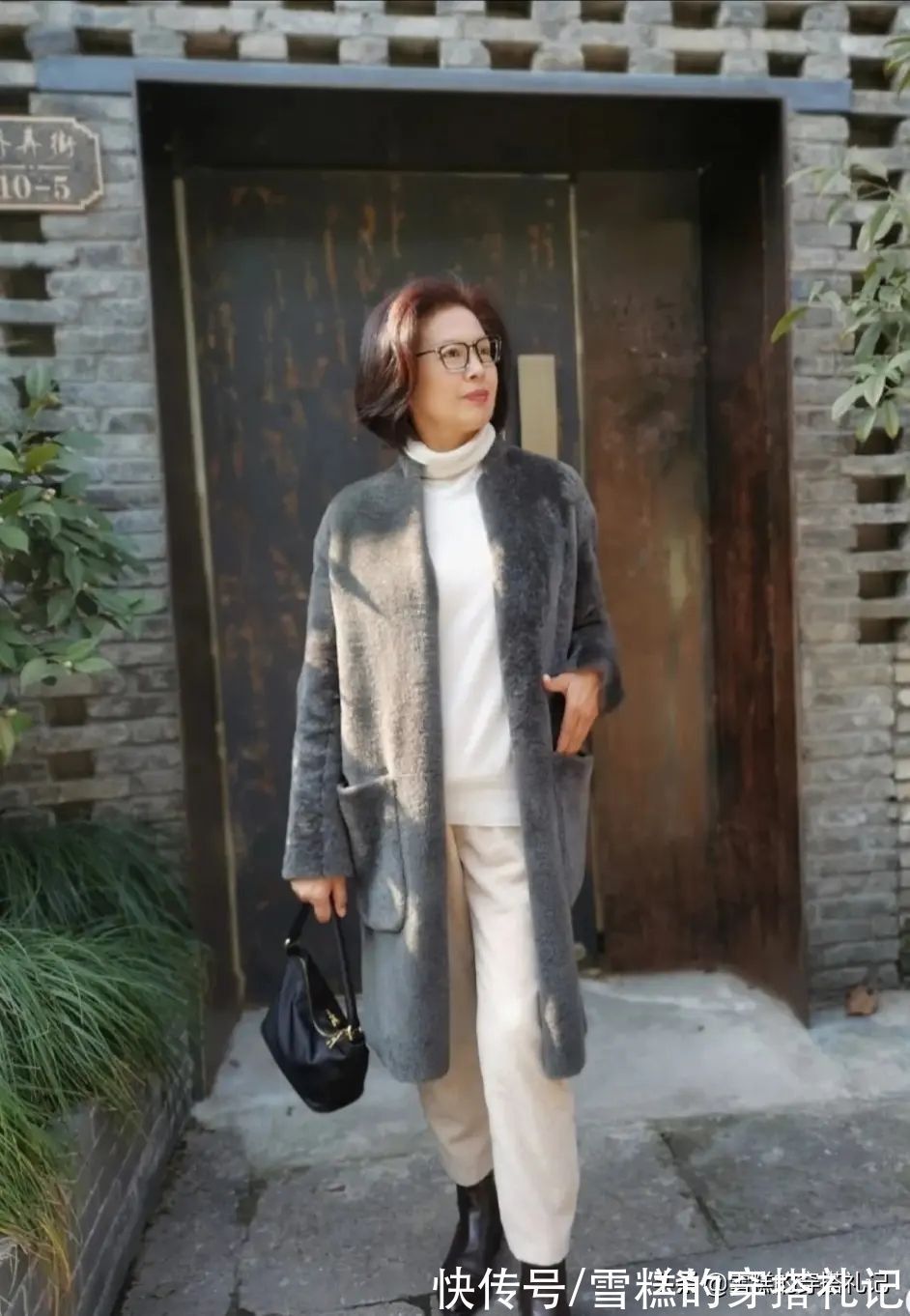 烟管裤 “平底靴+烟管裤”才是四五十岁女人最美的穿搭,显瘦有气质