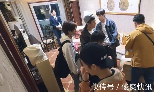 鄧超陳赫等人聊天時,鹿晗頭上的帽子尤為搶鏡,這不是那誰的?