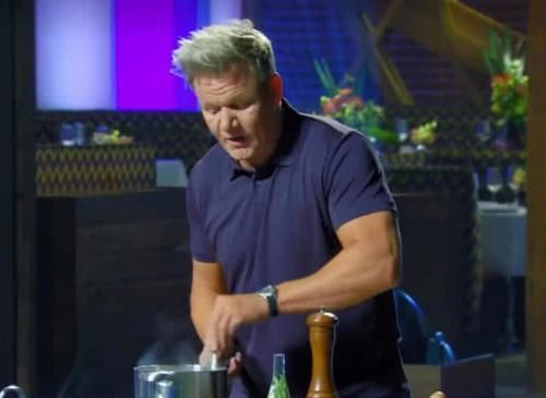 米其林大厨做荷包蛋，下锅之前先搅水，切开鸡蛋才知道差距在哪