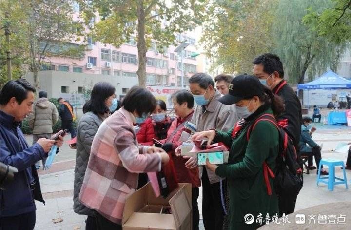 壹点公益课｜如何预防诈骗？大学生志愿者为老人们一对一授课