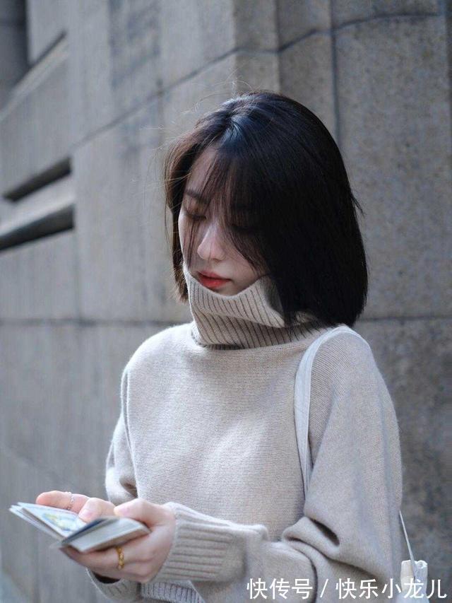 修身 时尚穿搭,内搭以卡其色修身吊带裙为主,很有时尚感