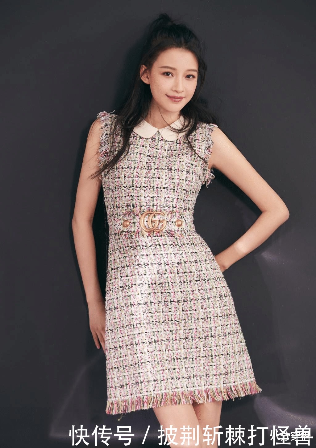 26岁孙怡真会打扮！穿白色衬衫连衣裙清新脱俗，美成初恋女友模样